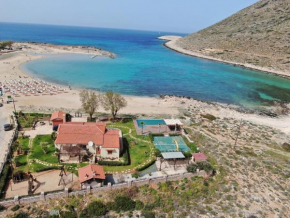 When the pool touches the sea..
